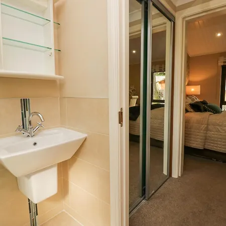 Tree House, Partial Views Dom wakacyjny