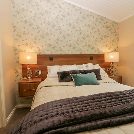 Tree House, Partial Views