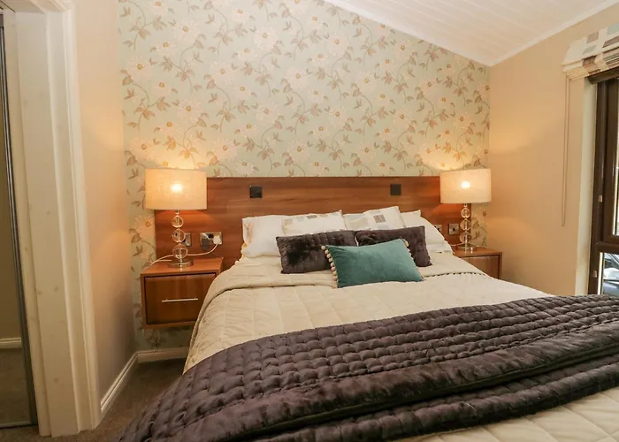 Tree House, Partial Views