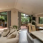 Holiday home Tree House, Partial Views Pet Friendly *