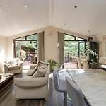 Holiday home Tree House, Partial Views Pet Friendly