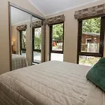 Holiday home Tree House, Partial Views Pet Friendly *