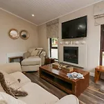 Tree House, Partial Views Pet Friendly Holiday home