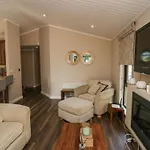 Tree House, Partial Views Pet Friendly Holiday home *